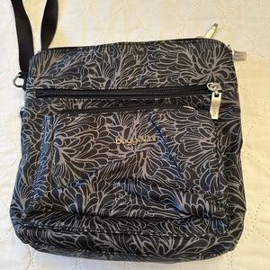 Baggallini crossbody bag black & gray pattern